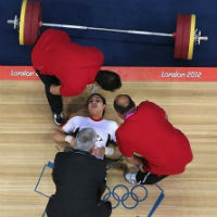 Clip độc Sea Games 27: Lực sỹ suýt chết vì nâng tạ quá nặng