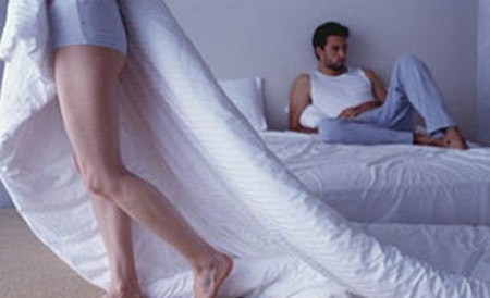 Bị chồng bắt gặp dùng sex toy trong nhà tắm