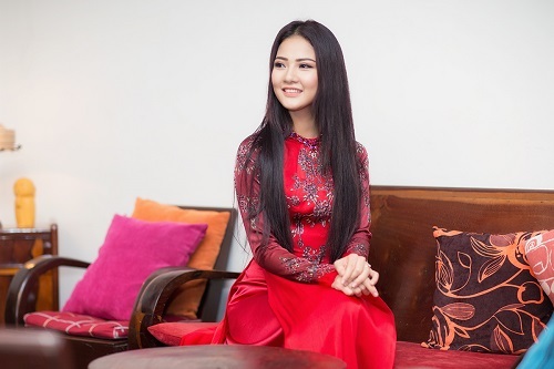 Trần Thị Quỳnh bán đấu giá áo dài tham dự Mrs World