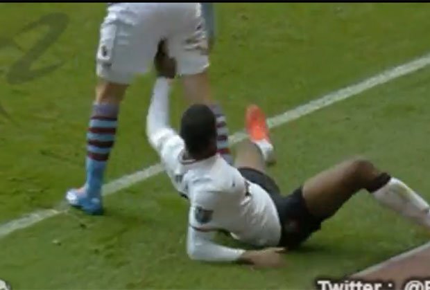  Clip: Bị chơi xấu, sao M.U tóm “chỗ hiểm” của đối phương trả thù