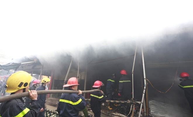 Clip: Cháy lớn tại chợ Nhà Xanh, khói đen cuộn kín bầu trời