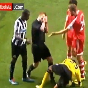 Clip: Trọng tài Premier League cũng vào vai 