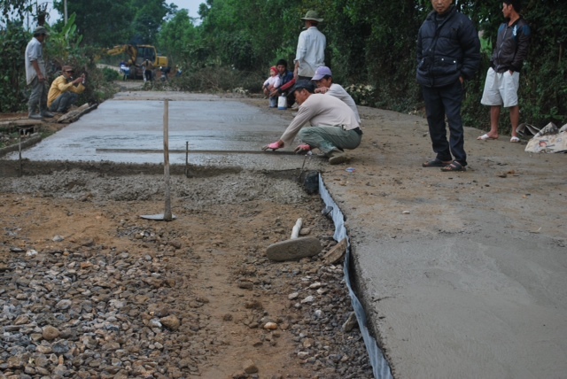 1 km đường nông thôn chủ yếu làm bằng tay có giá...3 tỷ đồng