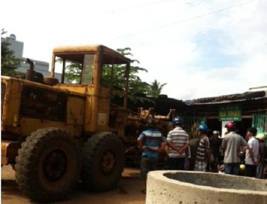 Nổ bánh xe xúc khi đang bơm, một người nguy kịch