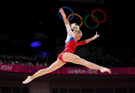 Clip: Sững sờ trước kỹ năng giữ người trên chiếc chai của sao nhí