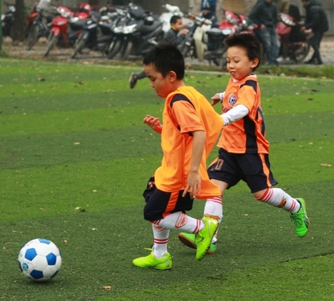 Clip: Siêu sao bóng đá 2 tuổi ghi bàn đỉnh hơn Messi