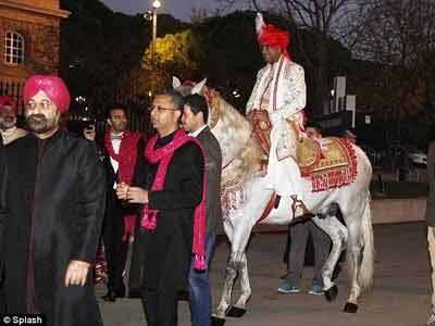 Đám cưới 1.700 tỉ đồng: Chú rể cưỡi ngựa thay siêu xe