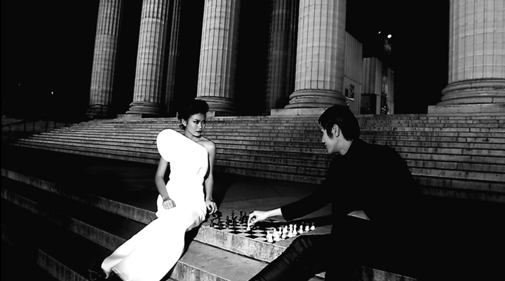 Clip: Thí sinh Vietnam's Next Top Model chơi cờ ở Paris tráng lệ