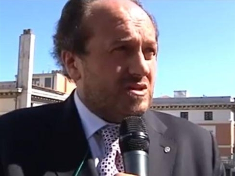 Quan chức Italy  hợp đồng sex với nữ thư ký riêng