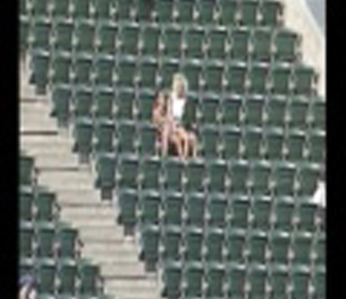    Clip: Cặp uyên ương thản nhiên làm “chuyện ấy” trên khán đài