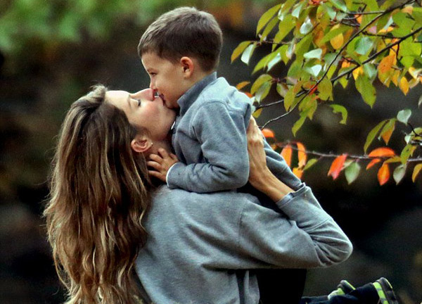 Clip: Khoảnh khắc ấn tượng nhất năm của gia đình nhà sao