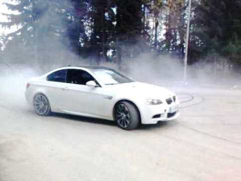 Clip: BMW M3 đốt lốp khét lẹt bên đôi uyên ương trong ngày cưới