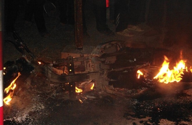 Va quệt với ô tô, xe tay ga cháy rụi