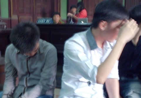 Dâng người yêu cho bạn hiếp dâm giữa đường