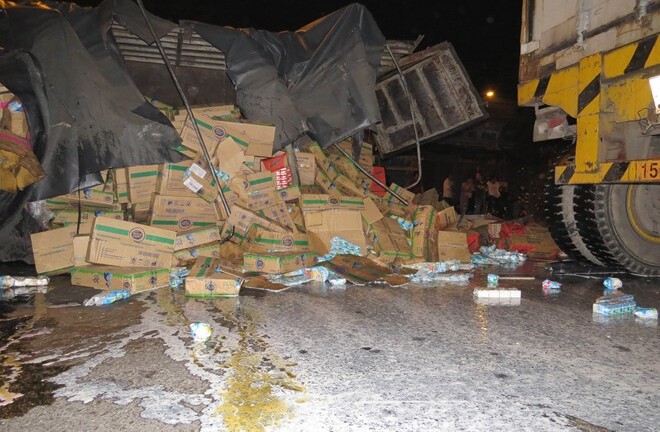 Lật xe tải chở sữa, hàng chục người bảo vệ hiện trường