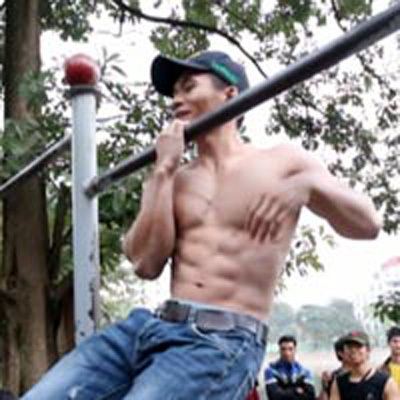 Video: Lực sỹ đường phố Việt khoe cơ bắp với xà đơn