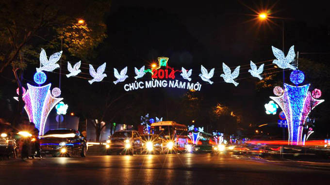 Người Sài Gòn đổ về trung tâm thành phố đón năm mới 2014