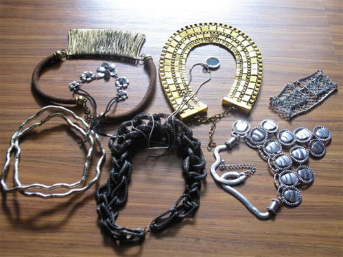 Phụ kiện rẻ tiền gây hại cho da