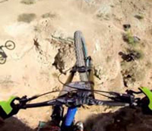 Video: Rùng rợn với cảnh lao xe đạp từ trên đỉnh núi