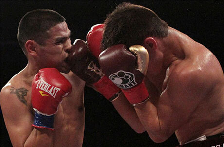 Video: Để mặc đối thủ ra đòn, võ sỹ hộ pháp... thua đau