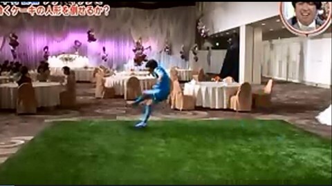 Video: Sao Nhật sút bóng trúng bánh cưới siêu đỉnh
