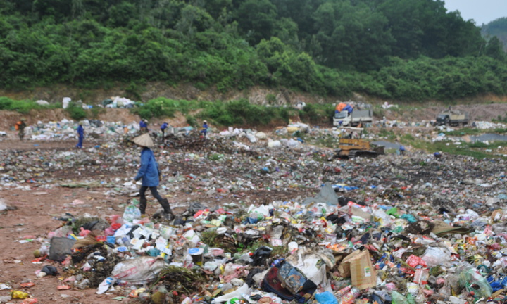 Bị cấm khẩu sau 2 tuần cào thấy thi thể hài nhi có nhau quấn cổ