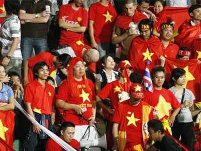 Video: Cuồng U19 Việt Nam, hội CĐV tập... cổ vũ