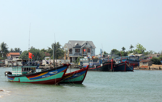 Ngư dân Quảng Ngãi cứu 4 người nước ngoài gặp nạn trên biển