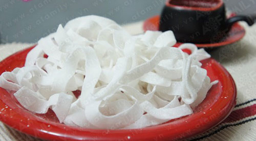 Tự tay làm mứt dừa thơm ngon đãi gia đình ngày Tết