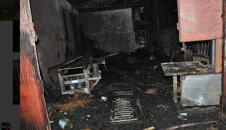 Cháy lớn thiêu rụi một xưởng gỗ ở Hà Nội