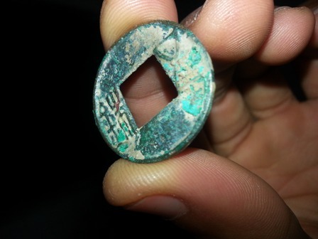 Giải mã “kho báu” phát lộ chum tiền cổ