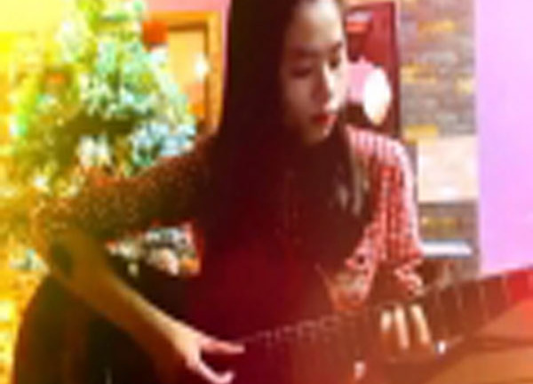 Video: Fan nữ Arsenal hát 