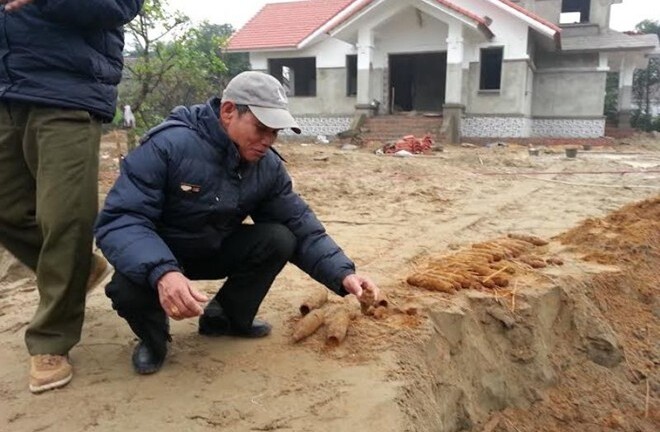 Đào móng, phát hiện hàng chục quả đạn còn kíp nổ và dây dẫn