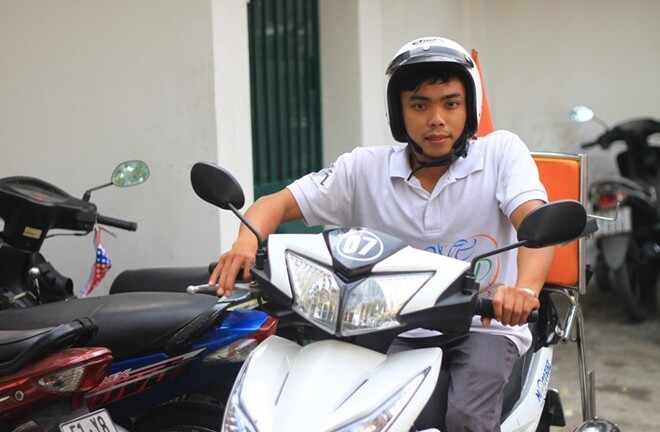 Chàng trai khuyết tật ngày chạy xe ôm miễn phí, tối đi học