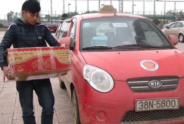 Dùng xe taxi để vận chuyển pháo lậu