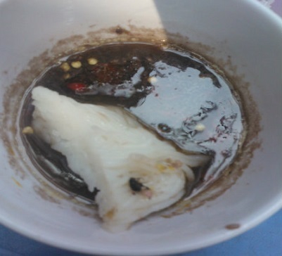 Kinh hoàng bún đậu mắm...ruồi!