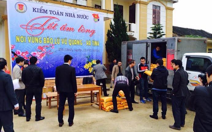 Kiểm toán Nhà nước tặng quà tết cho người dân vùng lũ