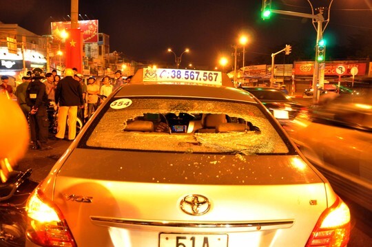 Va chạm, tài xế taxi rượt đánh người trên phố