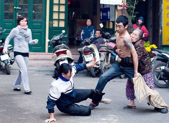 Tin tức 24h: Sự thật vụ con cầm kéo đâm mẹ giữa phố 