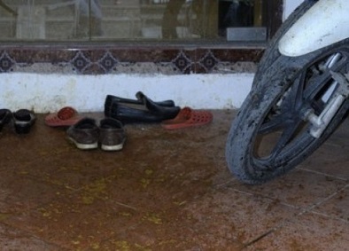 Ngang nhiên ném phân bẩn vào nhà hàng xóm