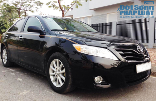 Xôn xao Toyota Camry phiên bản rồng nhập nguyên chiếc tại Hà Nội