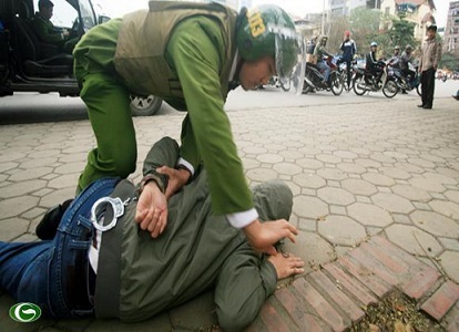 Truy tố một đối tượng chống người thi hành công vụ 