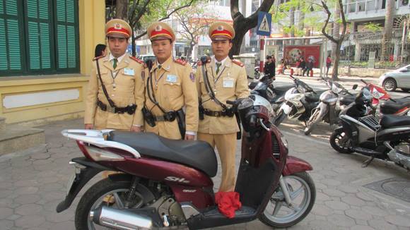 Hà Nội: Bị CSGT tuýt còi, vứt luôn SH