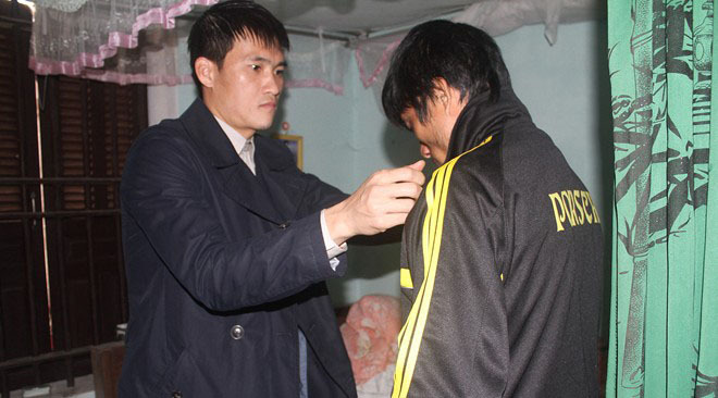 Video: Công Vinh tặng quà Tết cho bạn câm điếc