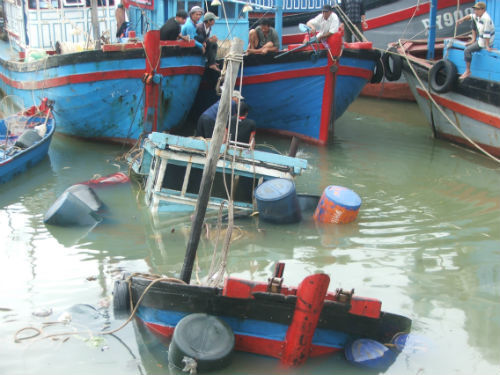 Phú Yên: 3 tàu cá chìm cùng lúc chưa rõ nguyên nhân