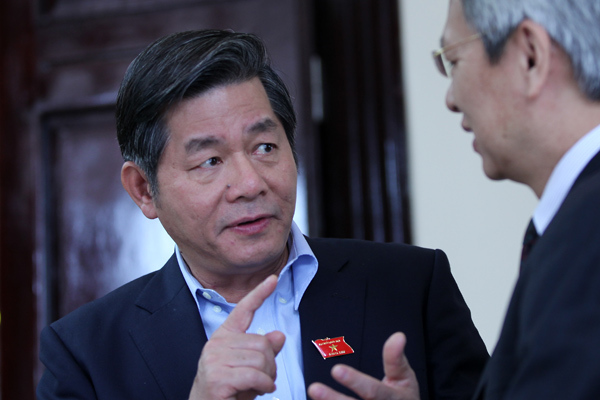 Bộ trưởng ‘lấy đá ghè chân mình’ trải lòng