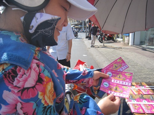 Đầu xuân, sạp vé số không còn vé để bán