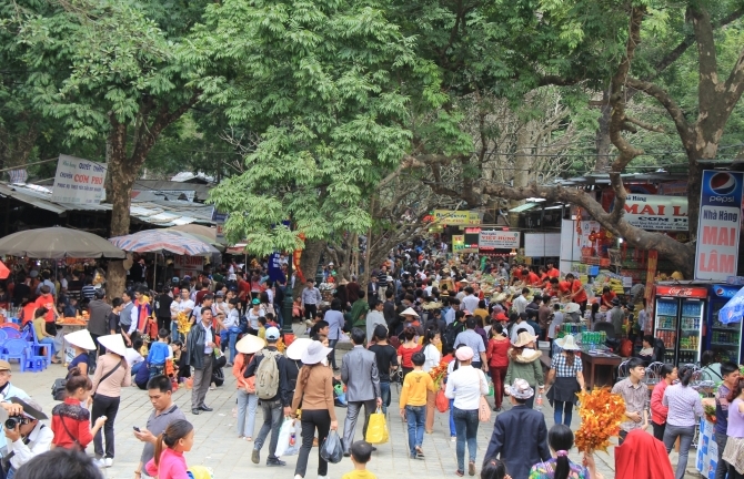 Clip: Hàng vạn du khách về trẩy hội chùa Hương