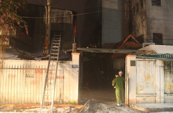 Lửa bao trùm siêu thị Hà Nội ở trung tâm Sài Gòn trong ngày đầu năm