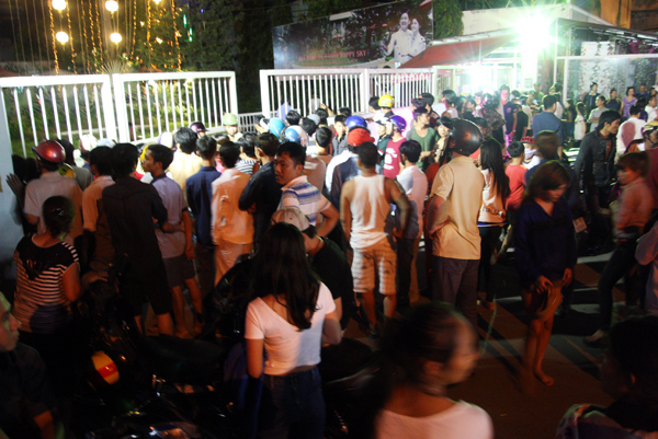 Hàng trăm cảnh sát truy bắt vợ chồng dùng dao cố thủ